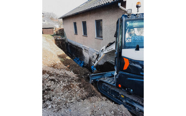 To get to the damp wall, the craftspeople exposed the basement from the outside.