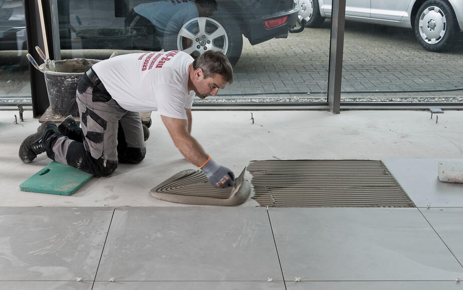 Masterful refurbishment: large tiles in a car showroom
